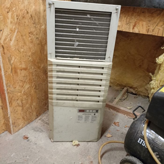 Chłodzenie szafy sterowniczej. Rittal.