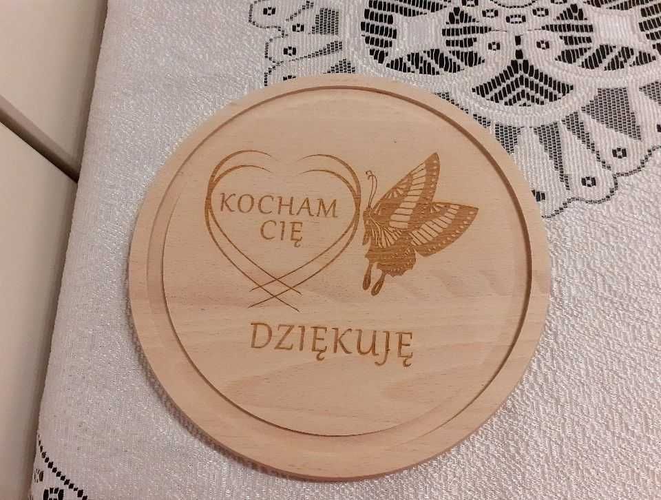 Deska ze szklanym kloszem na żywność.