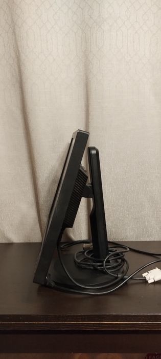 OKAZJA Bardzo funkcjonalny Monitor LENOVO z kablami