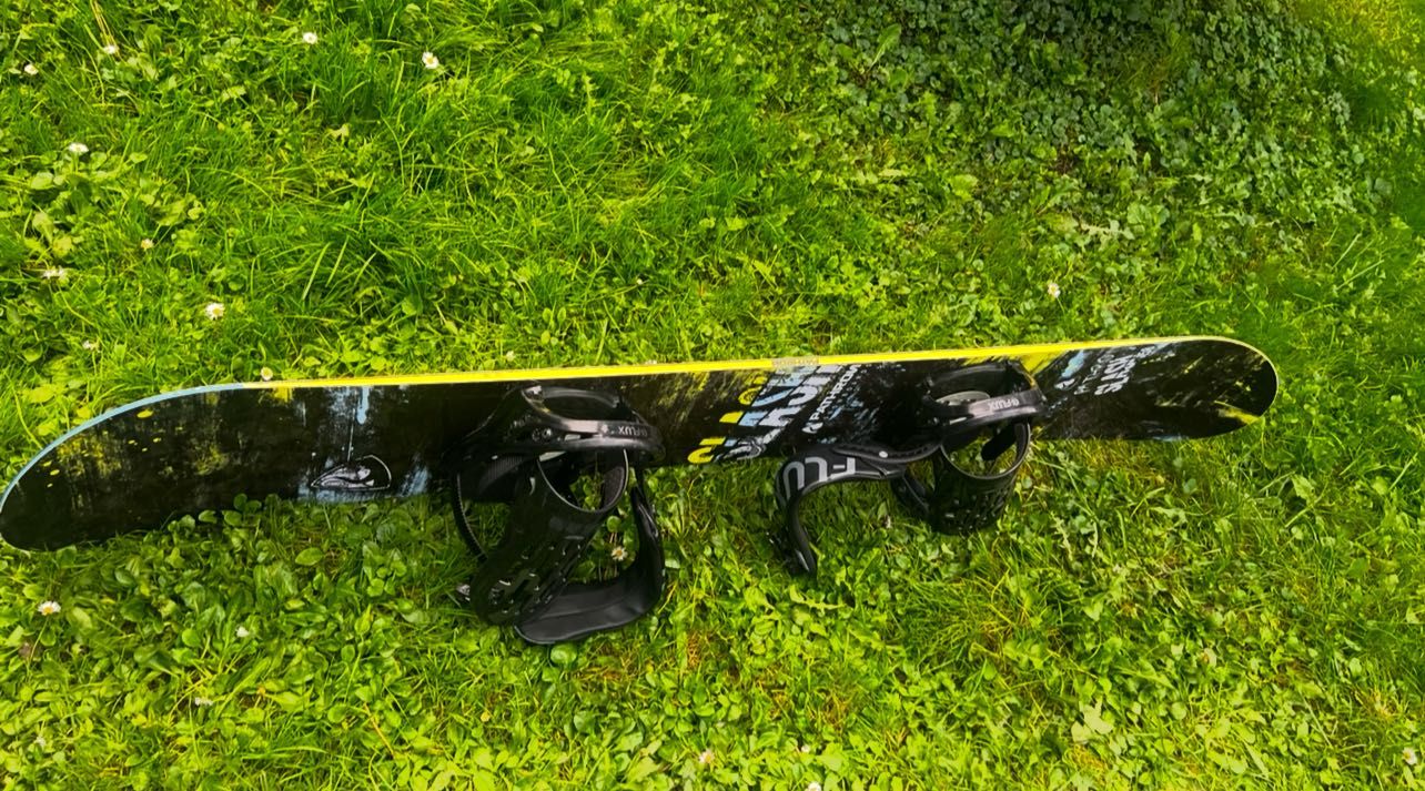 Deska snowboardowa 161W + wiązania Flux – świetny zestaw!