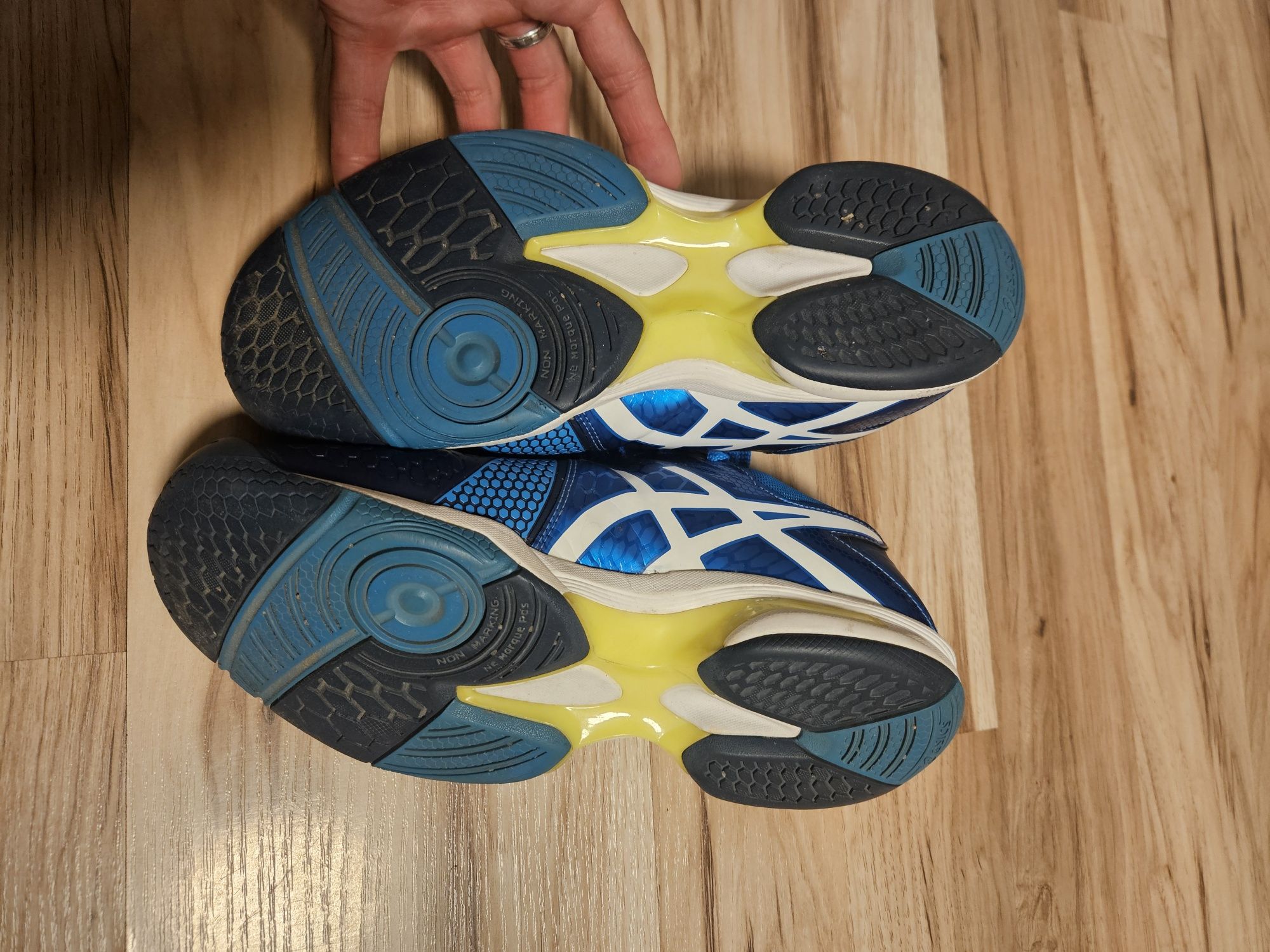 Buty Asics do tenisa stołowego w bdb stanie