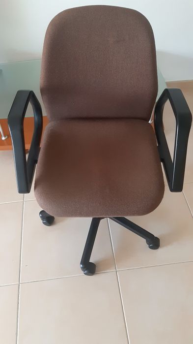Cadeira de escritório em bom estado