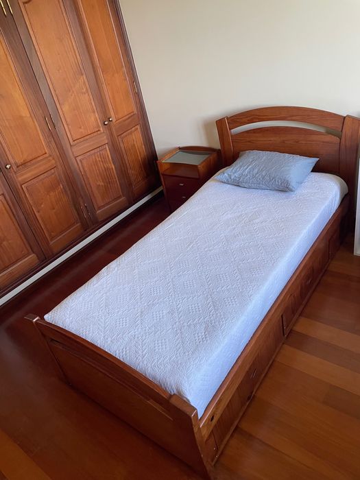 Quarto Solteiro (Cama/Mesa de Cabeceira/Escrivaninha/Camiseiro)