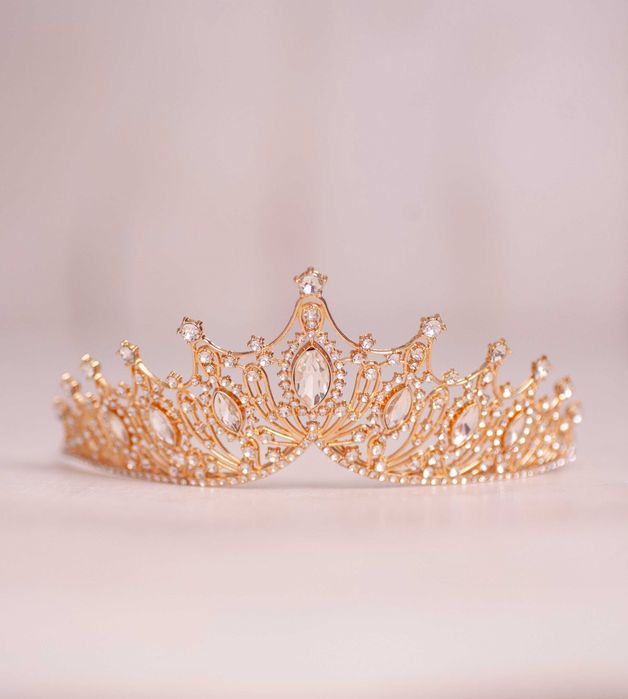 Złota korona z krystzałkami