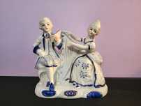 Porcelanowa sygnowana figurka pary dworskiej z harfą