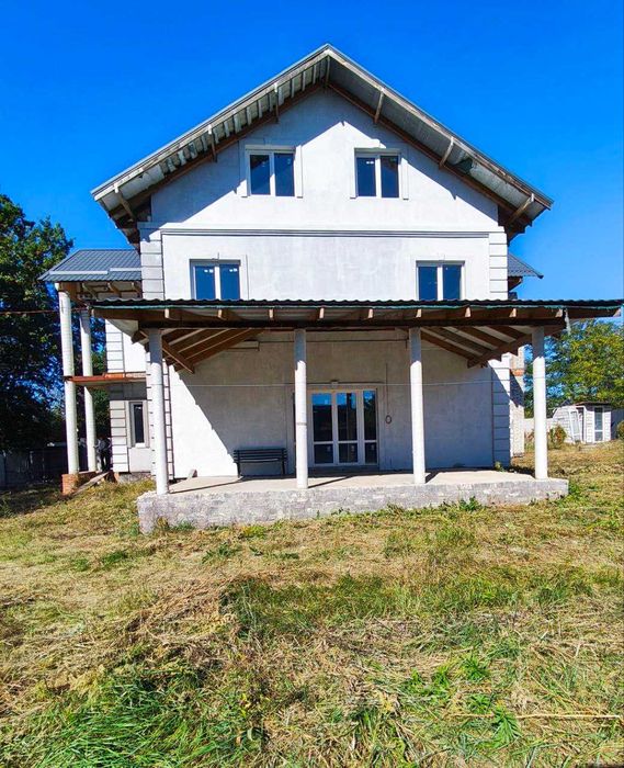 Продам двоповерховий будинок в коттеджному містечку.