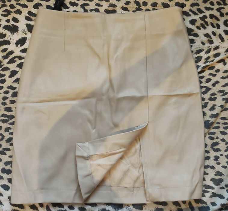 Спідниця з розрізом