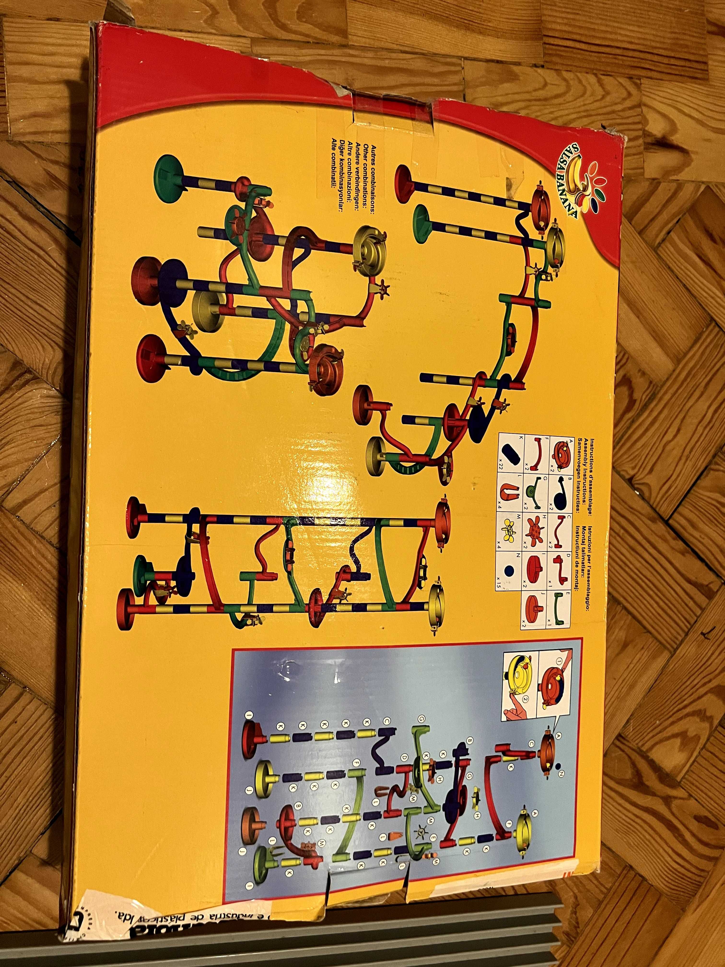 Jogo criança circuito de bolas