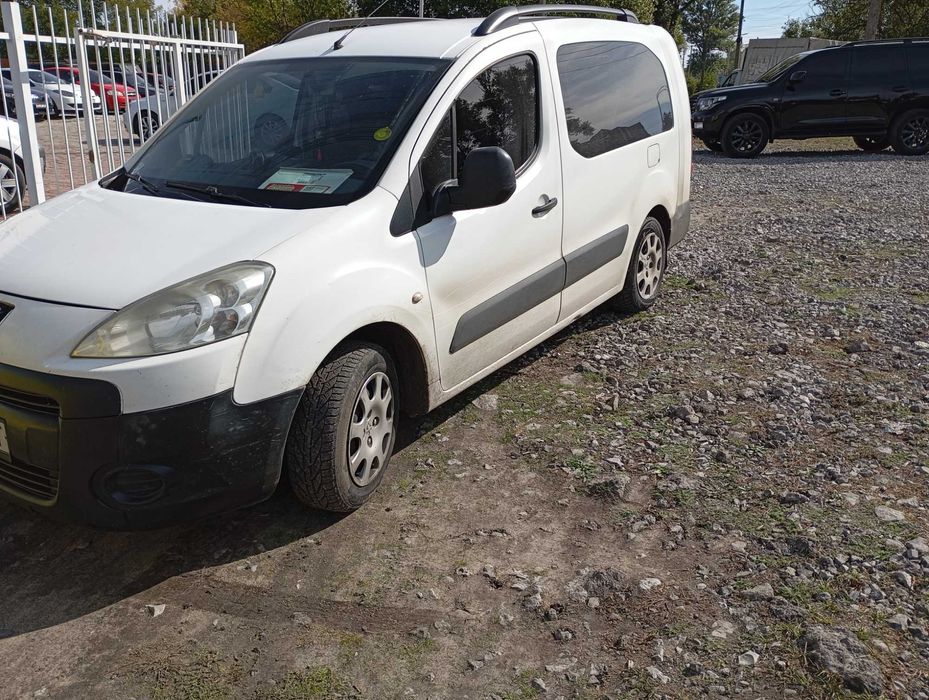 Продам економний надійний автомобіль. Гарний торг.