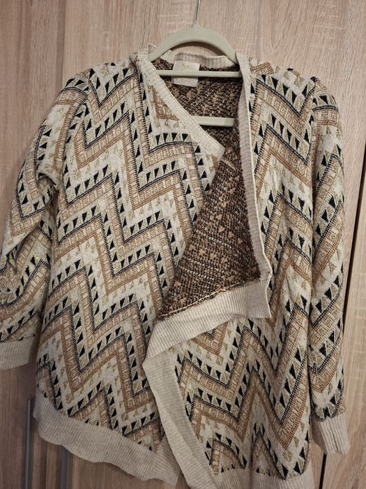 Wzorzysty kardigan ze złotą nitką
