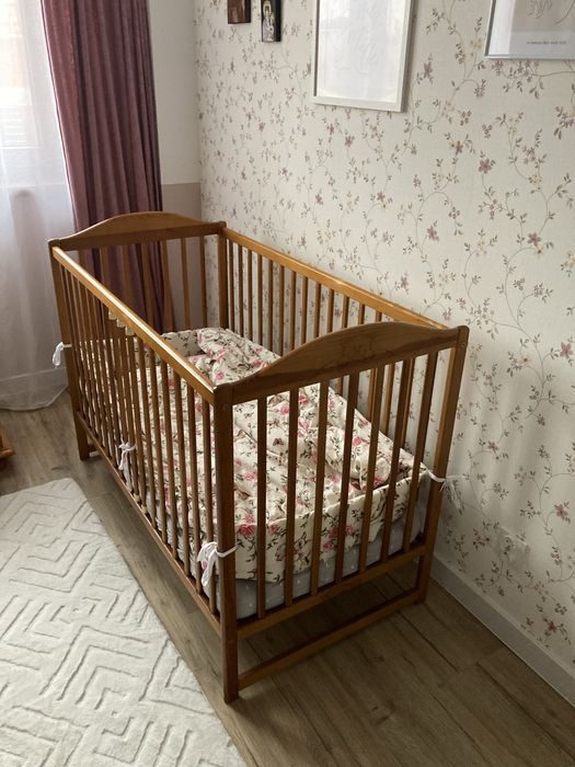 Łóżeczko niemowlece drewniane sosnowe z dobrym materacem