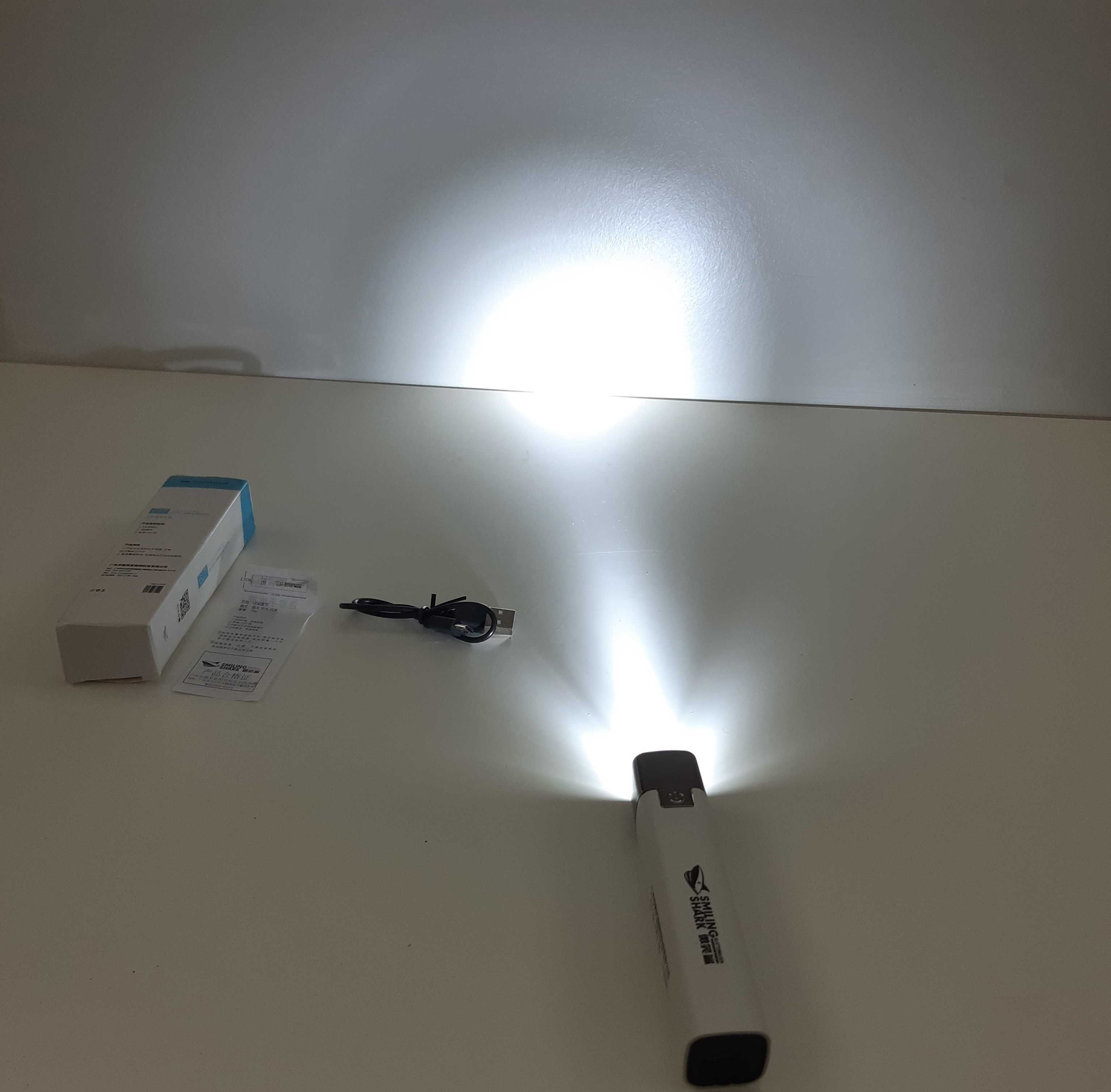 Lanterna de Mão LED USB Bateria Embutida Recarregável Nova