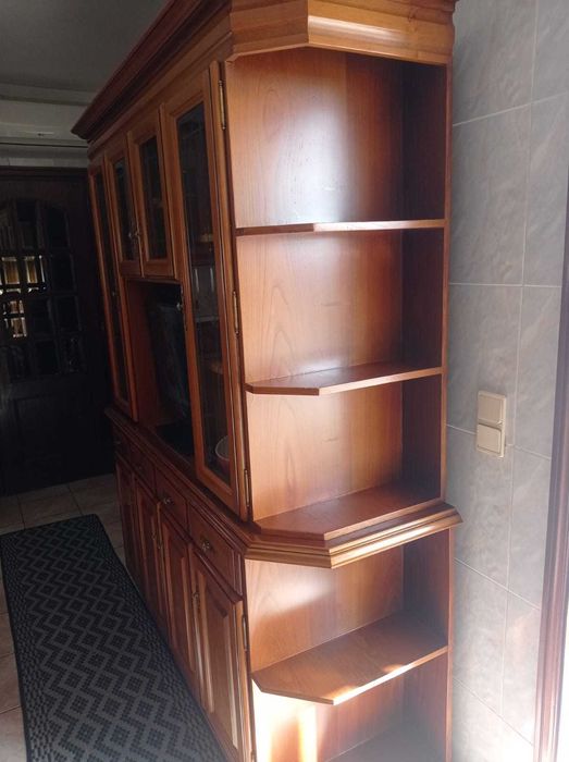 Armário em madeira maciça