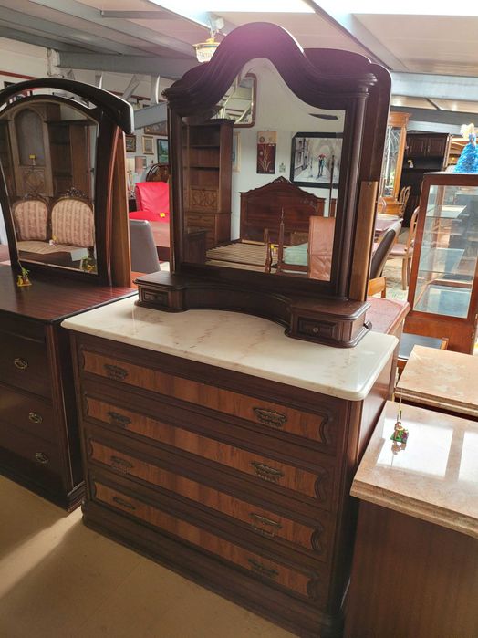 Cómoda em madeira com tampo em pedra e espelho - ÓPTIMO ESTADO