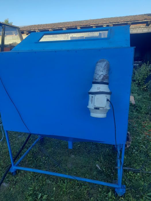 Kabina do piaskowania z piaskarką syfonową