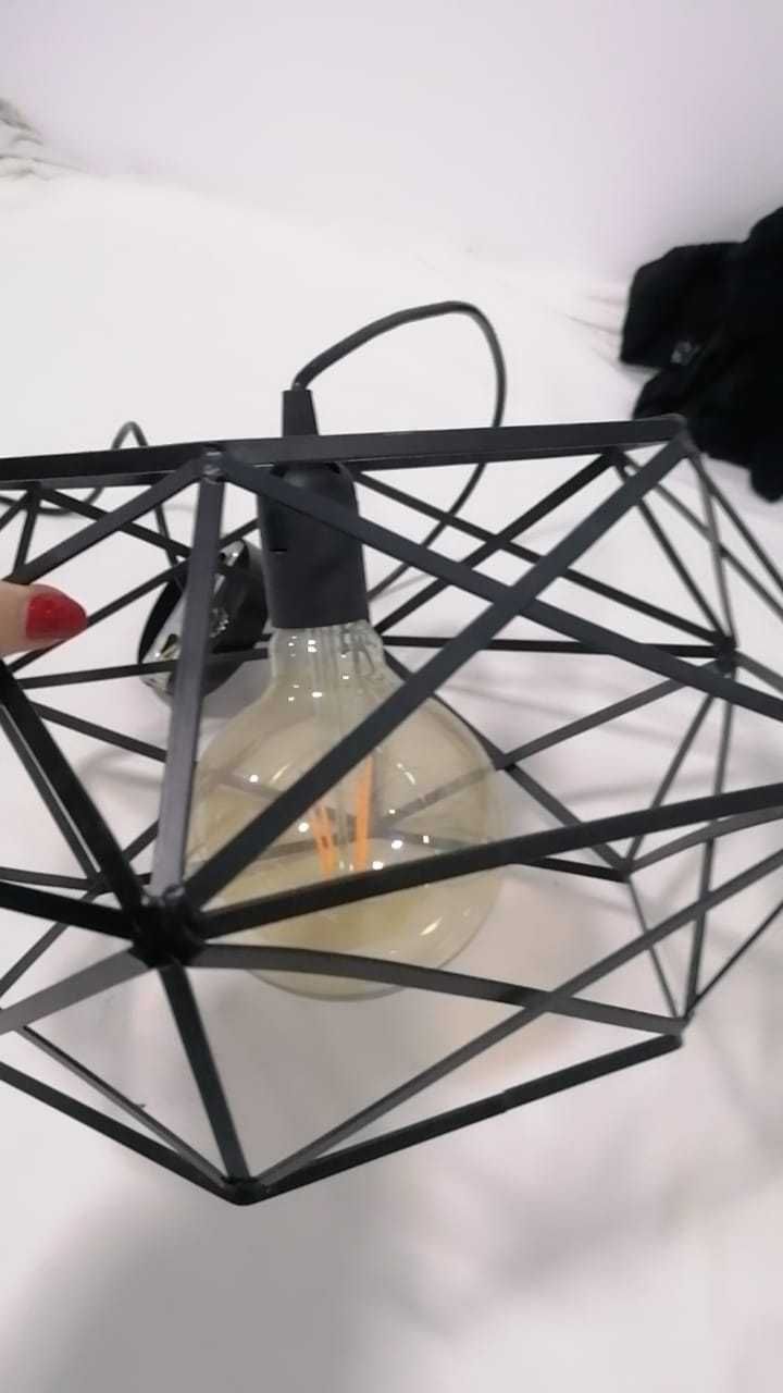Candeeiro de teto preto com lâmpada