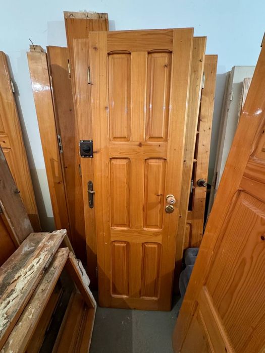 Деревяні двері в хорошу стані