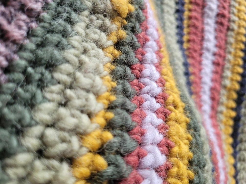 Kolorowy wełniany sweter w paski odkryte ramiona handmade