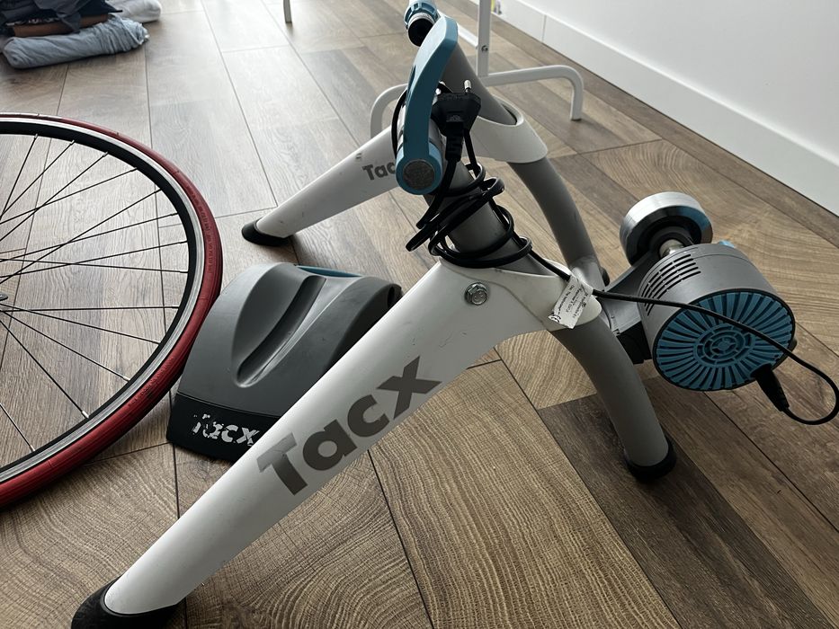 Trenażer Tacx Flow Smart T2240 – stan dobry + gratis koło