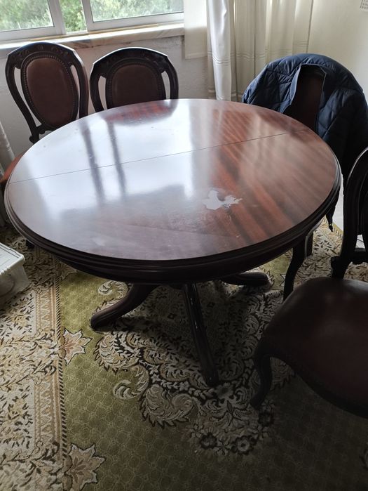 Mobília de sala com TV cadeiras e mesa