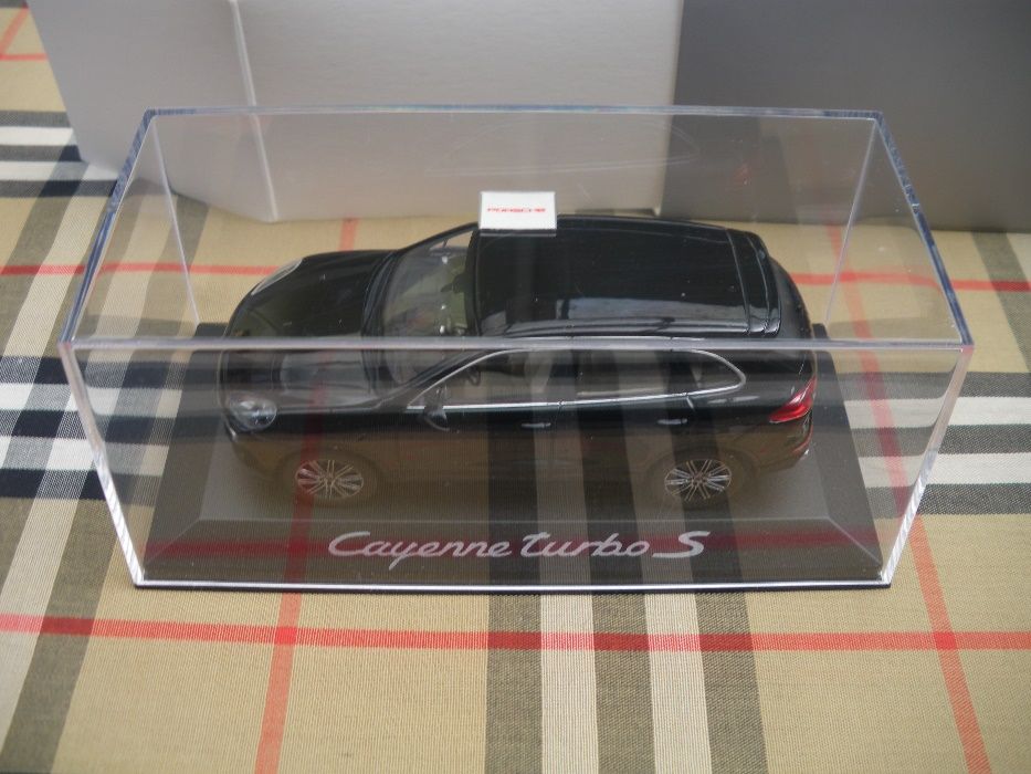 1/43 Porsche Cayenne Turbo S 2015 - Minichamps