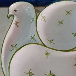 Prato aperitivos com várias divisões com o formato de uma pomba *