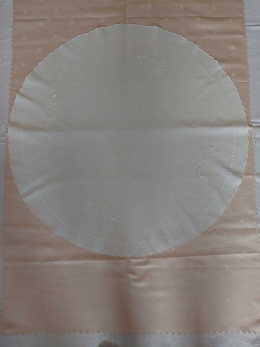 Obrus z delikatnym haftem średnica 86 cm