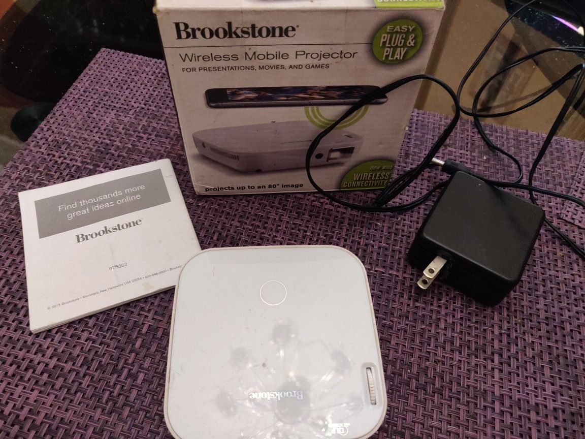 Портативный проектор Brookstone Wireless Mobile Projector 100 L