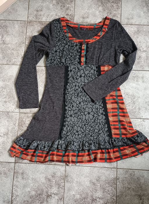 Luźna sukienka z długim rękawem odcinana pod biustem. Stella