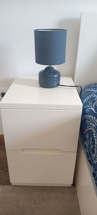 Cama solteiro e mesinha cabeceira