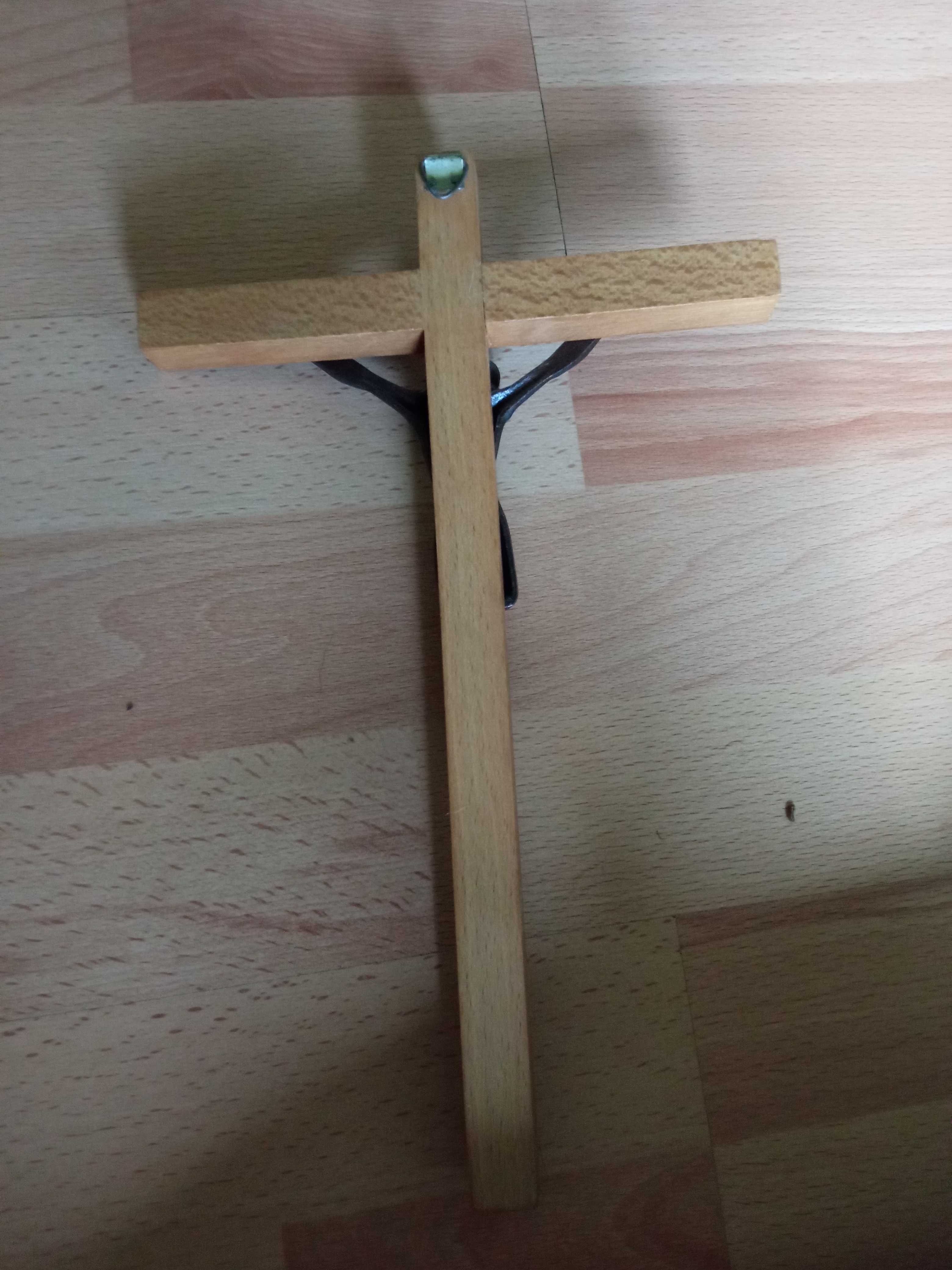 Drewniany krzyż, wysokość 27,5 cm