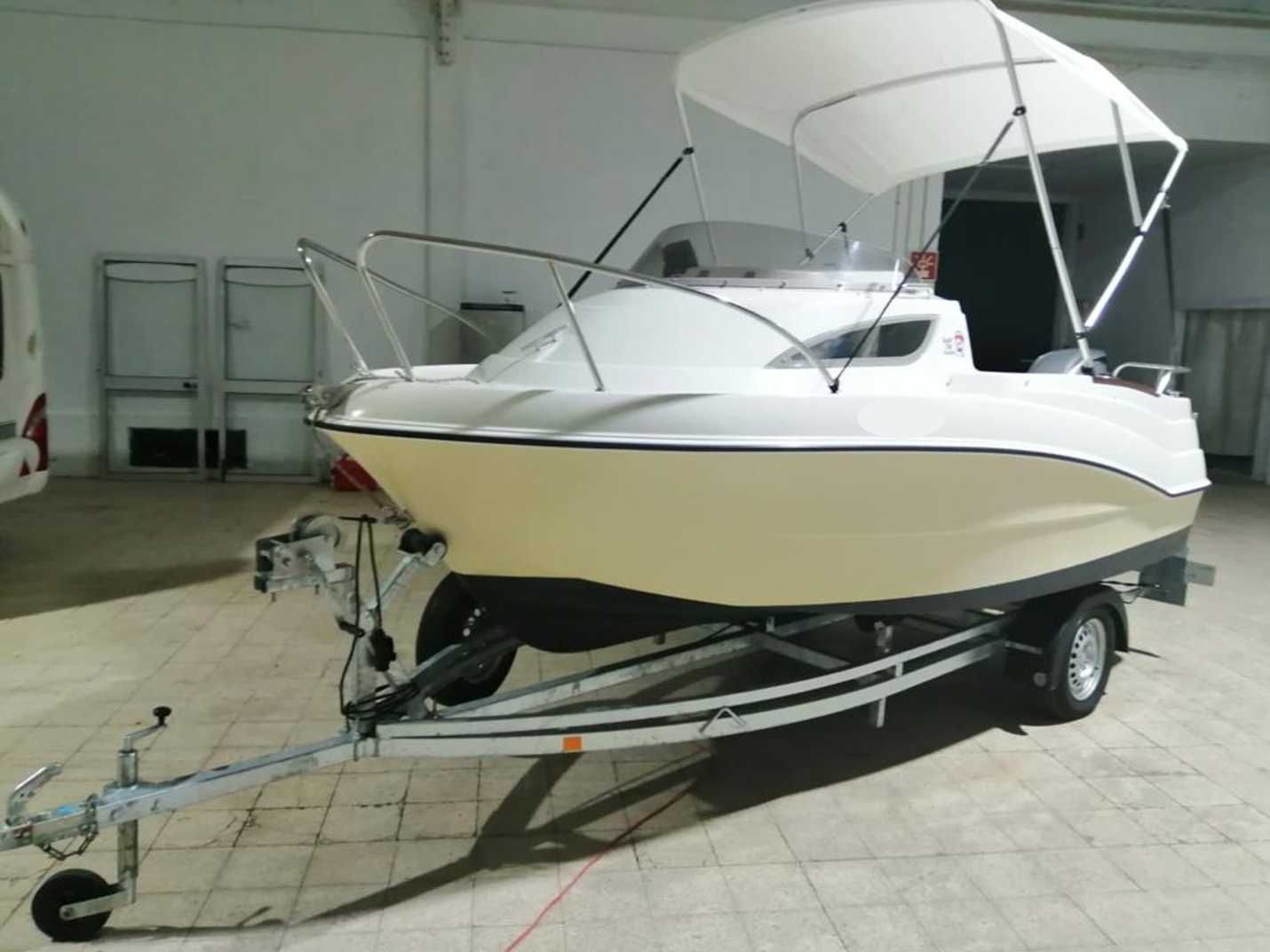 Barco Quicksilver Cabin 430 com Motor 40 HP