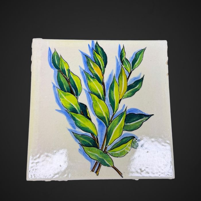 Ręcznie malowana płytka ceramiczna z motywem zielonych liści B5/111124