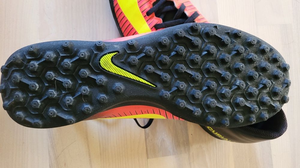 Buty sportowe do gry w piłkę