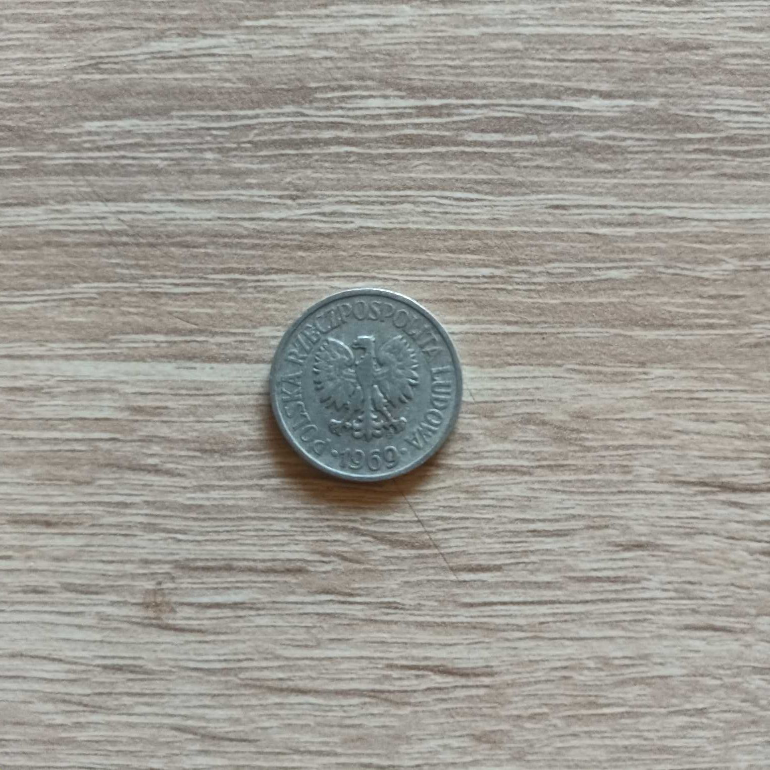 Stara moneta o nominale 20 groszy z 1969 roku ze znakiem mennicy