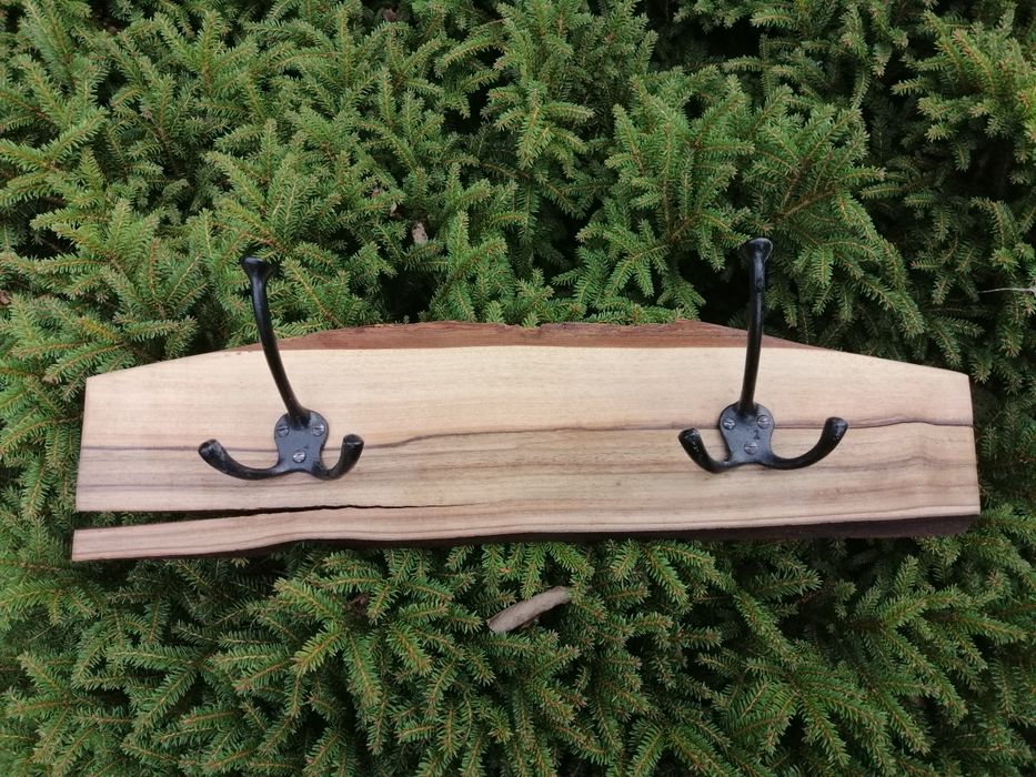 Wieszak z orzecha włoskiego na ubrania monolit handmade czarne haczyki