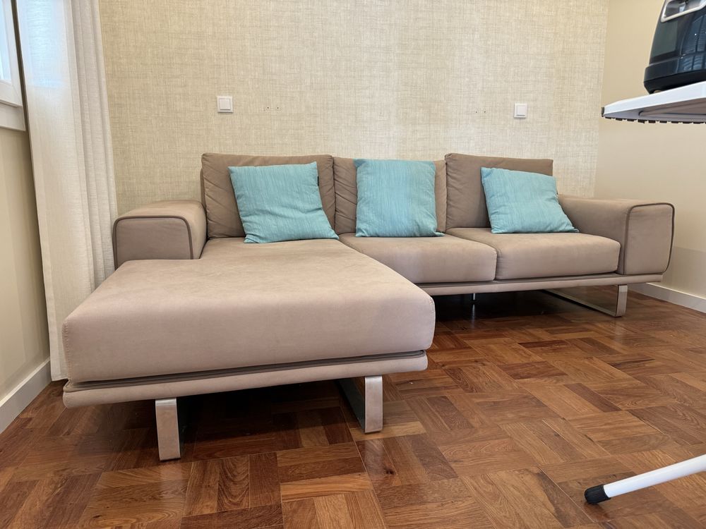 Sofá 2,60m por 1,75m marca mhr modelo Bergamo com certificado