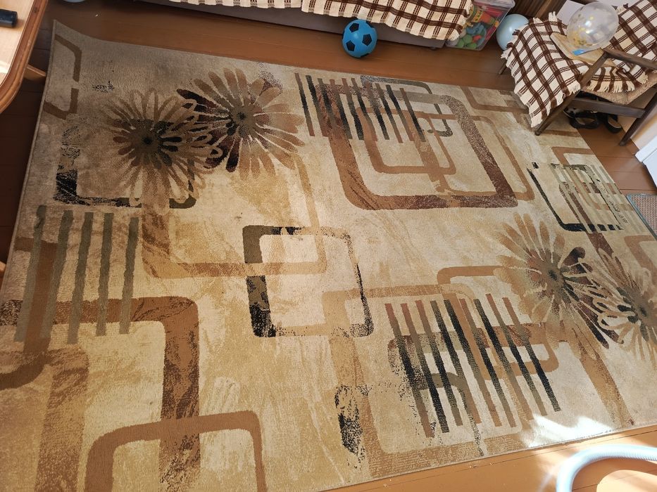 Dywan beżowo-brązowy