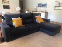 Sofá com chaise longue e 4 almofadas incluídas