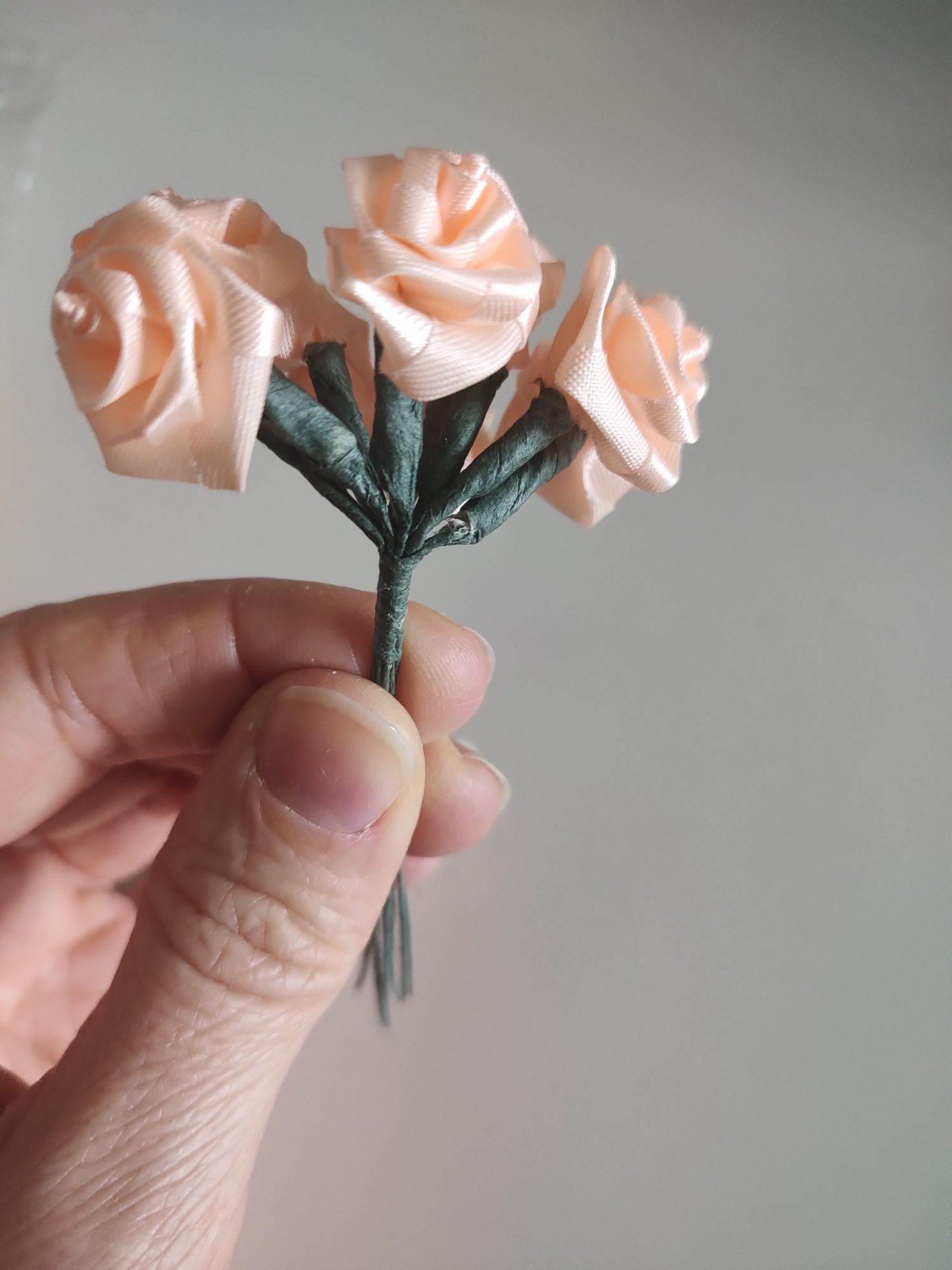Róże materiałowe różyczki satynowe pastelowe sztuczne kwiaty 2 cm