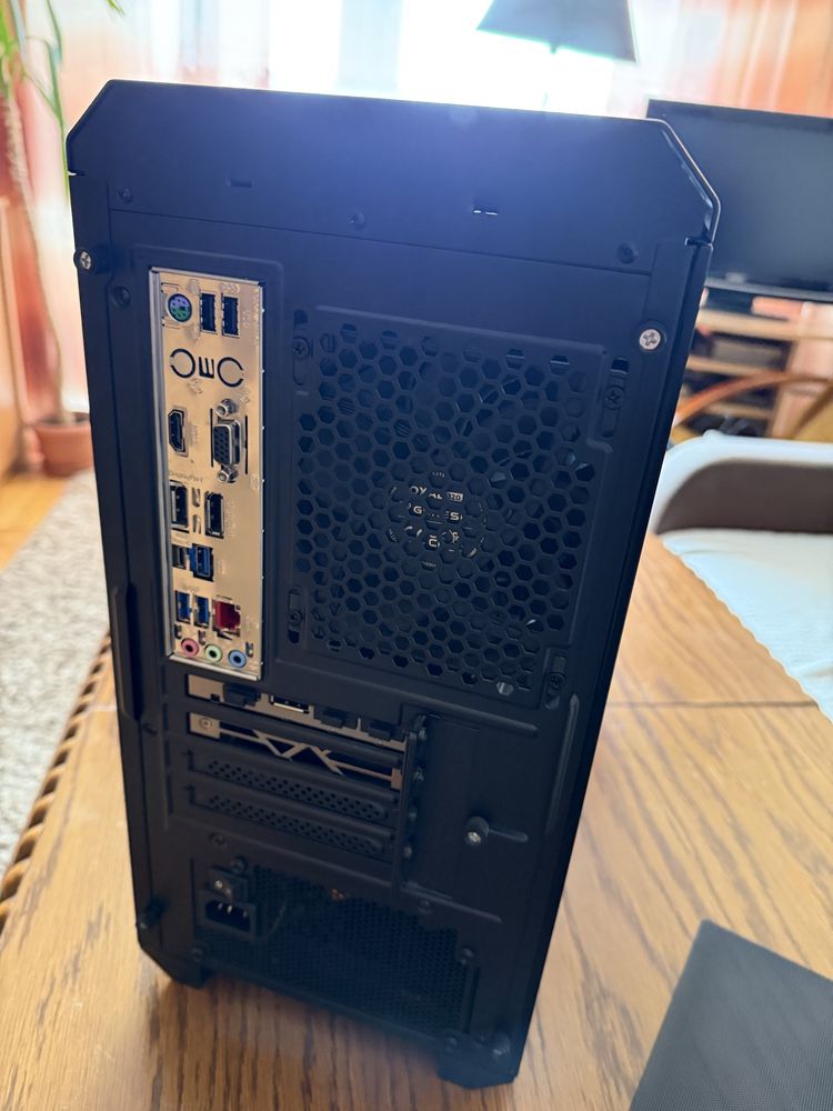 Komputer ASUS i ekran