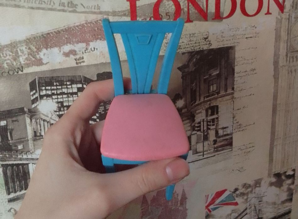 Стілець для барбі