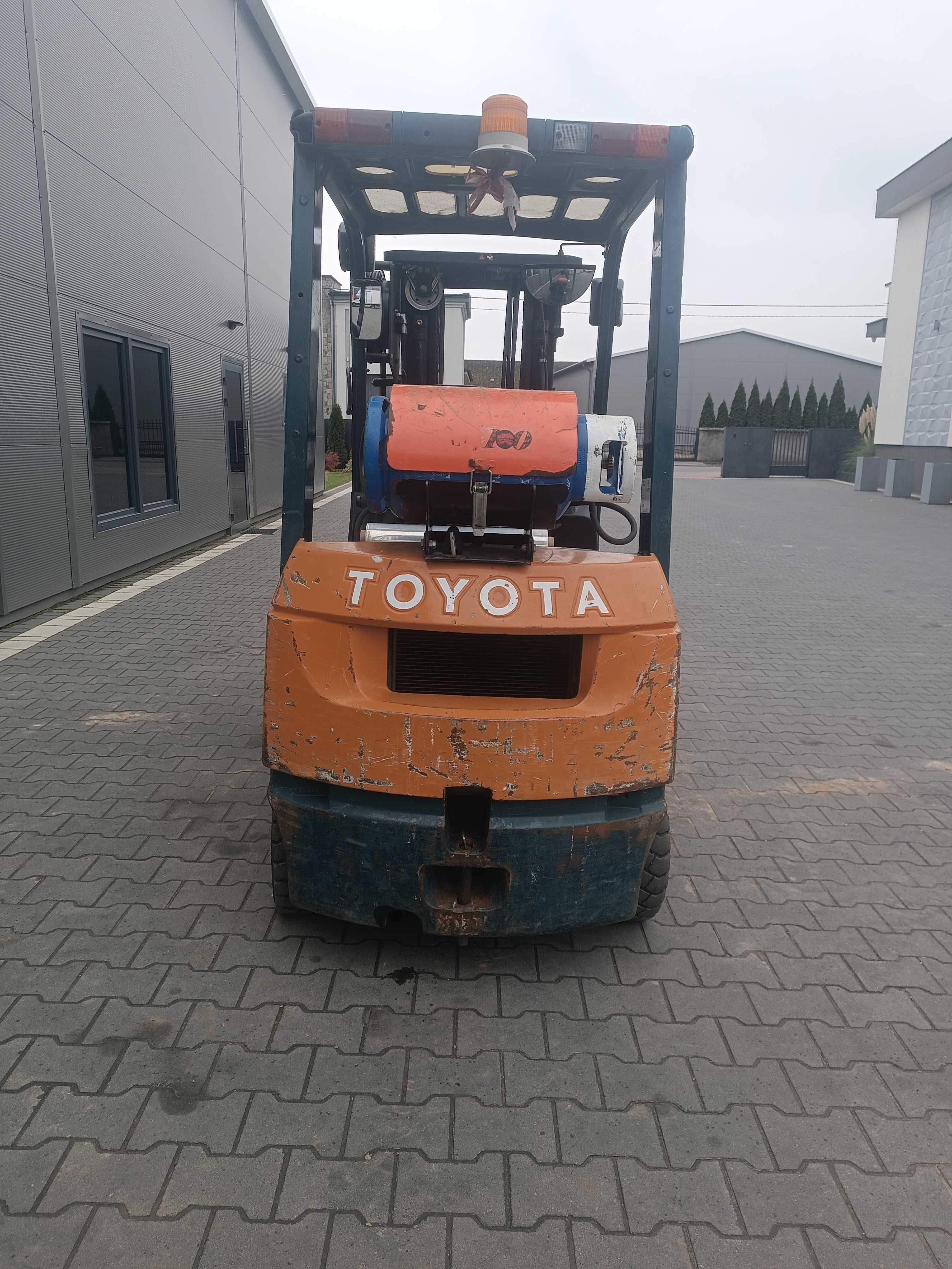 Wózek widłowy toyota 02-7FGL15 Triplex 4,3m Bardzo mały przebieg