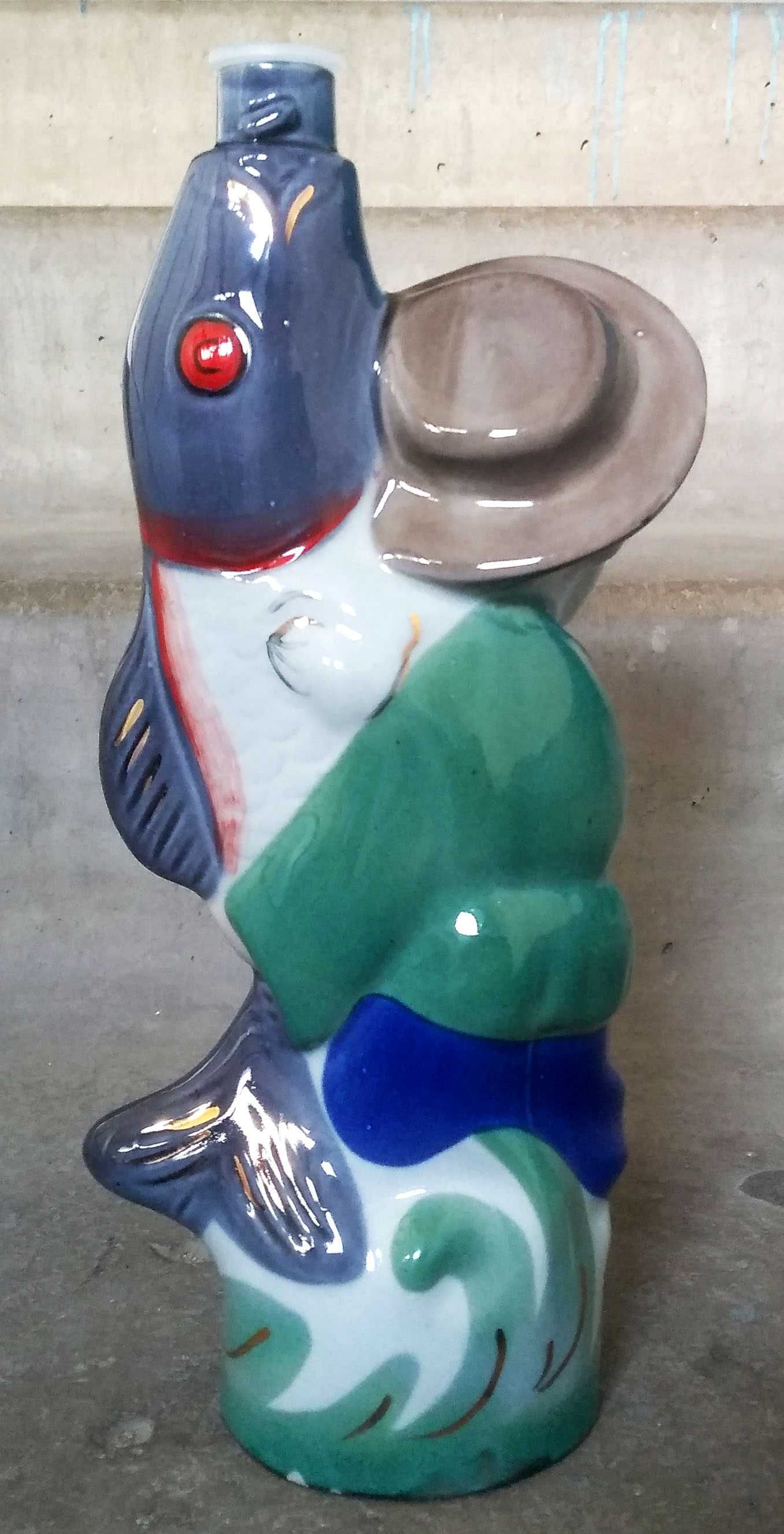 Штоф (сувенирная бутылка) Козак с рыбой, фарфор СССР