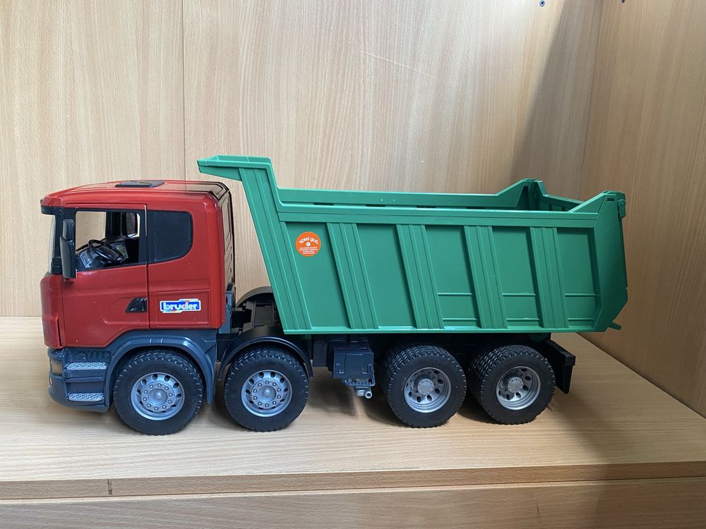 Самосвал Bruder Scania