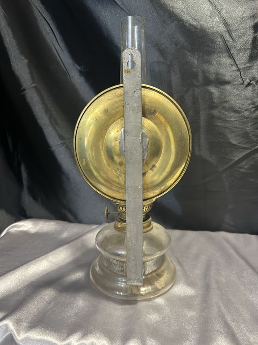 Lampa Naftowa z Dużym Szklanym Pojemnikiem i Miedzianym Talerzem