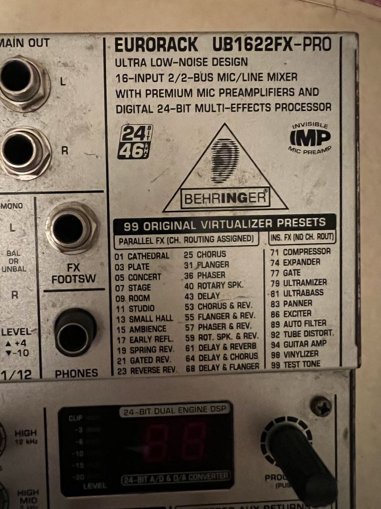 Behringer Eurorack UB1622FX-PRO микшерный пульт