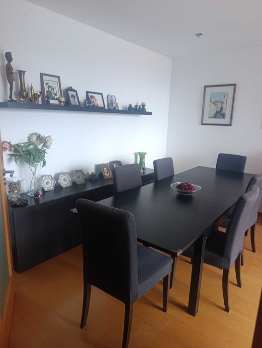 Sala completa em bom estado.