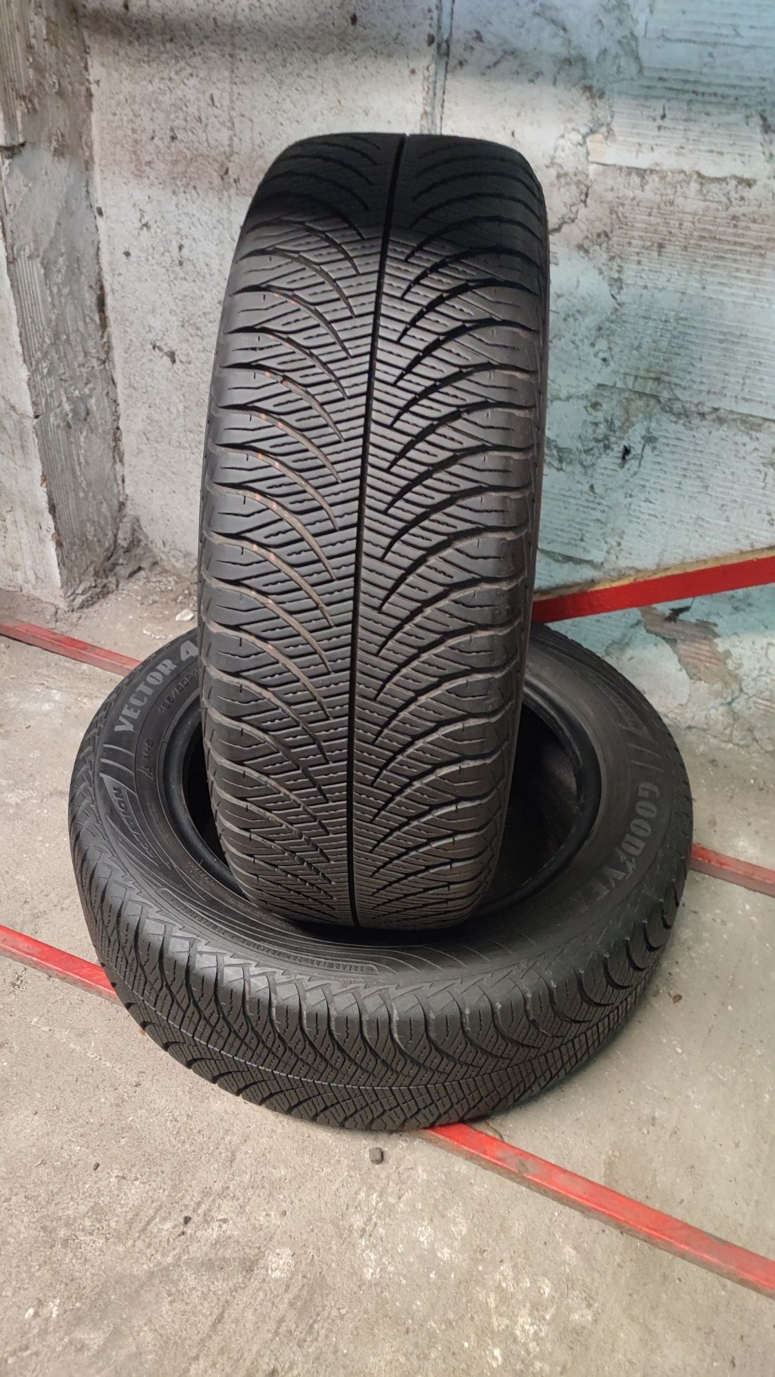 Vendo Par 185/60r15 GoodYear Vector4Seasons com 80% piso