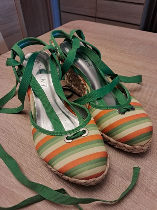 Sandały na koturnie